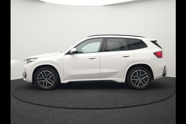 BMW X1 xDrive30e M Sport Plug In Hybrid 326pk Dealer O.H PHEV | Trekhaak Af Fabriek | Head Up | 360 Camera | Adaptive Cruise | Harman Kardon | Alcantara Sportstoelen Memory & Verwarmd | Apple Carplay | Navigatie | Sfeerverlichting |