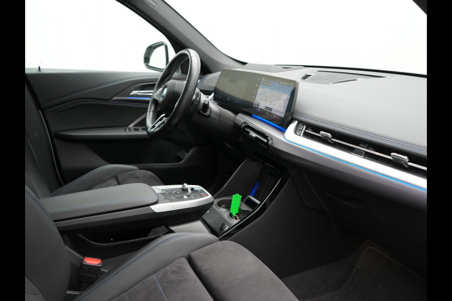 BMW X1 xDrive30e M Sport Plug In Hybrid 326pk Dealer O.H PHEV | Trekhaak Af Fabriek | Head Up | 360 Camera | Adaptive Cruise | Harman Kardon | Alcantara Sportstoelen Memory & Verwarmd | Apple Carplay | Navigatie | Sfeerverlichting |