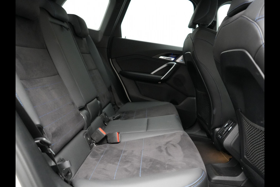 BMW X1 xDrive30e M Sport Plug In Hybrid 326pk Dealer O.H PHEV | Trekhaak Af Fabriek | Head Up | 360 Camera | Adaptive Cruise | Harman Kardon | Alcantara Sportstoelen Memory & Verwarmd | Apple Carplay | Navigatie | Sfeerverlichting |
