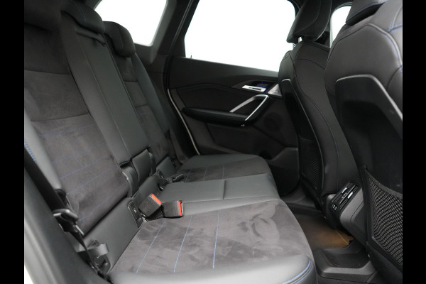 BMW X1 xDrive30e M Sport Plug In Hybrid 326pk Dealer O.H PHEV | Trekhaak Af Fabriek | Head Up | 360 Camera | Adaptive Cruise | Harman Kardon | Alcantara Sportstoelen Memory & Verwarmd | Apple Carplay | Navigatie | Sfeerverlichting |