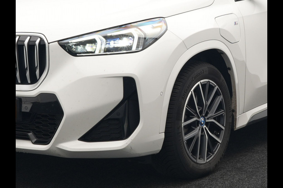 BMW X1 xDrive30e M Sport Plug In Hybrid 326pk Dealer O.H PHEV | Trekhaak Af Fabriek | Head Up | 360 Camera | Adaptive Cruise | Harman Kardon | Alcantara Sportstoelen Memory & Verwarmd | Apple Carplay | Navigatie | Sfeerverlichting |