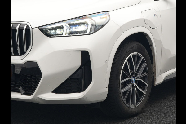 BMW X1 xDrive30e M Sport Plug In Hybrid 326pk Dealer O.H PHEV | Trekhaak Af Fabriek | Head Up | 360 Camera | Adaptive Cruise | Harman Kardon | Alcantara Sportstoelen Memory & Verwarmd | Apple Carplay | Navigatie | Sfeerverlichting |