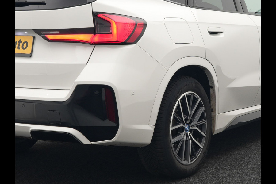 BMW X1 xDrive30e M Sport Plug In Hybrid 326pk Dealer O.H PHEV | Trekhaak Af Fabriek | Head Up | 360 Camera | Adaptive Cruise | Harman Kardon | Alcantara Sportstoelen Memory & Verwarmd | Apple Carplay | Navigatie | Sfeerverlichting |