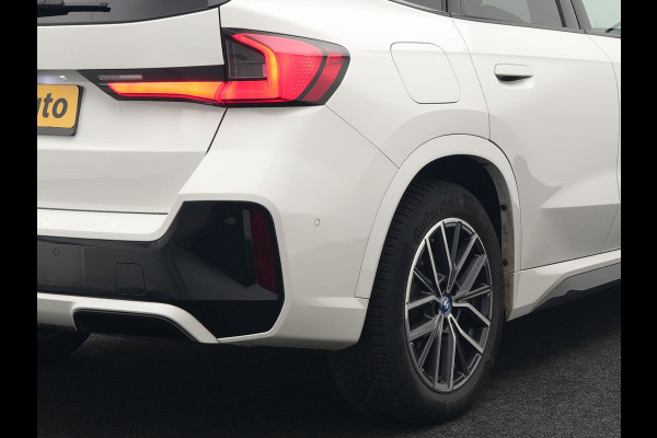 BMW X1 xDrive30e M Sport Plug In Hybrid 326pk Dealer O.H PHEV | Trekhaak Af Fabriek | Head Up | 360 Camera | Adaptive Cruise | Harman Kardon | Alcantara Sportstoelen Memory & Verwarmd | Apple Carplay | Navigatie | Sfeerverlichting |