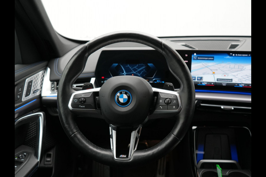 BMW X1 xDrive30e M Sport Plug In Hybrid 326pk Dealer O.H PHEV | Trekhaak Af Fabriek | Head Up | 360 Camera | Adaptive Cruise | Harman Kardon | Alcantara Sportstoelen Memory & Verwarmd | Apple Carplay | Navigatie | Sfeerverlichting |