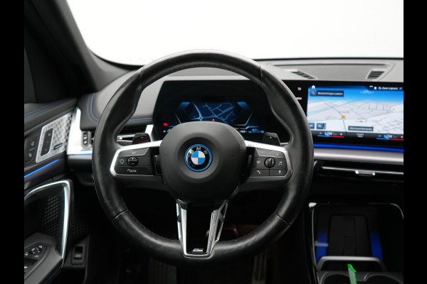 BMW X1 xDrive30e M Sport Plug In Hybrid 326pk Dealer O.H PHEV | Trekhaak Af Fabriek | Head Up | 360 Camera | Adaptive Cruise | Harman Kardon | Alcantara Sportstoelen Memory & Verwarmd | Apple Carplay | Navigatie | Sfeerverlichting |