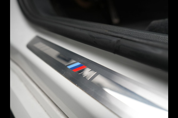 BMW X1 xDrive30e M Sport Plug In Hybrid 326pk Dealer O.H PHEV | Trekhaak Af Fabriek | Head Up | 360 Camera | Adaptive Cruise | Harman Kardon | Alcantara Sportstoelen Memory & Verwarmd | Apple Carplay | Navigatie | Sfeerverlichting |