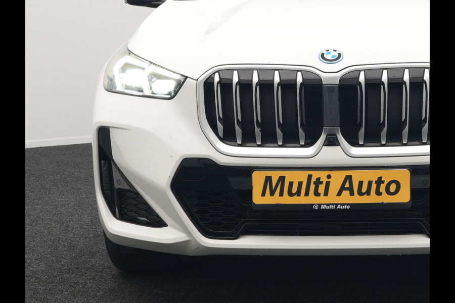 BMW X1 xDrive30e M Sport Plug In Hybrid 326pk Dealer O.H PHEV | Trekhaak Af Fabriek | Head Up | 360 Camera | Adaptive Cruise | Harman Kardon | Alcantara Sportstoelen Memory & Verwarmd | Apple Carplay | Navigatie | Sfeerverlichting |