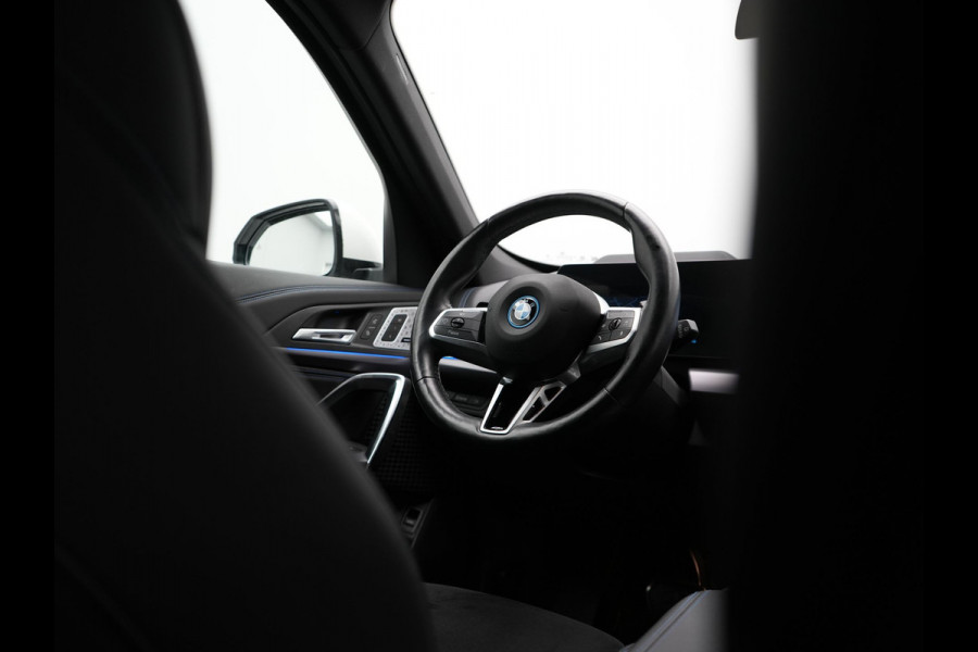 BMW X1 xDrive30e M Sport Plug In Hybrid 326pk Dealer O.H PHEV | Trekhaak Af Fabriek | Head Up | 360 Camera | Adaptive Cruise | Harman Kardon | Alcantara Sportstoelen Memory & Verwarmd | Apple Carplay | Navigatie | Sfeerverlichting |