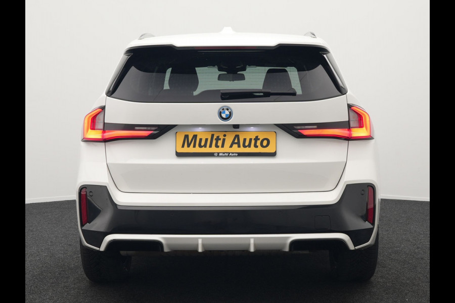 BMW X1 xDrive30e M Sport Plug In Hybrid 326pk Dealer O.H PHEV | Trekhaak Af Fabriek | Head Up | 360 Camera | Adaptive Cruise | Harman Kardon | Alcantara Sportstoelen Memory & Verwarmd | Apple Carplay | Navigatie | Sfeerverlichting |