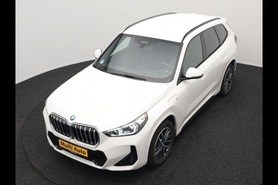 BMW X1 xDrive30e M Sport Plug In Hybrid 326pk Dealer O.H PHEV | Trekhaak Af Fabriek | Head Up | 360 Camera | Adaptive Cruise | Harman Kardon | Alcantara Sportstoelen Memory & Verwarmd | Apple Carplay | Navigatie | Sfeerverlichting |