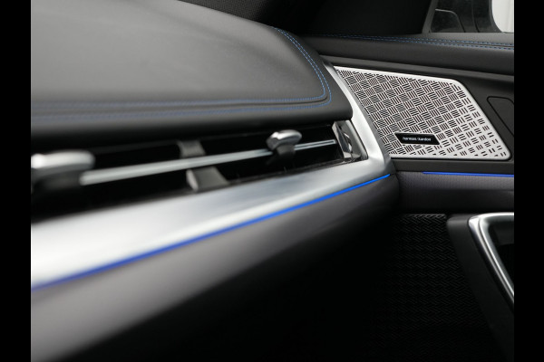 BMW X1 xDrive30e M Sport Plug In Hybrid 326pk Dealer O.H PHEV | Trekhaak Af Fabriek | Head Up | 360 Camera | Adaptive Cruise | Harman Kardon | Alcantara Sportstoelen Memory & Verwarmd | Apple Carplay | Navigatie | Sfeerverlichting |