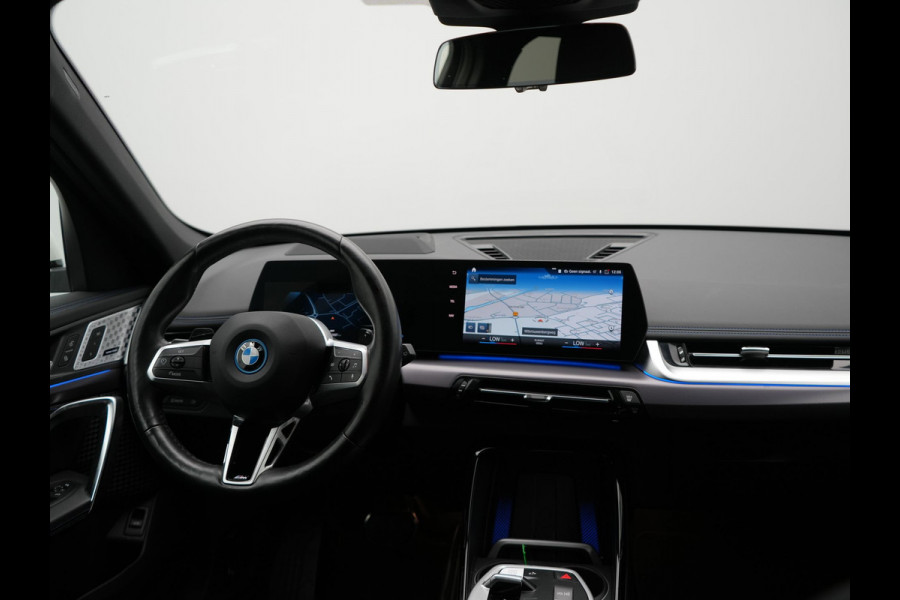 BMW X1 xDrive30e M Sport Plug In Hybrid 326pk Dealer O.H PHEV | Trekhaak Af Fabriek | Head Up | 360 Camera | Adaptive Cruise | Harman Kardon | Alcantara Sportstoelen Memory & Verwarmd | Apple Carplay | Navigatie | Sfeerverlichting |