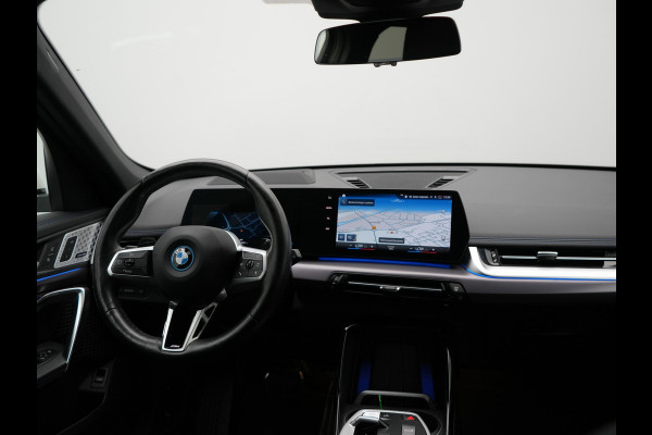 BMW X1 xDrive30e M Sport Plug In Hybrid 326pk Dealer O.H PHEV | Trekhaak Af Fabriek | Head Up | 360 Camera | Adaptive Cruise | Harman Kardon | Alcantara Sportstoelen Memory & Verwarmd | Apple Carplay | Navigatie | Sfeerverlichting |