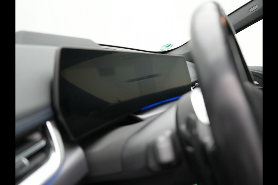 BMW X1 xDrive30e M Sport Plug In Hybrid 326pk Dealer O.H PHEV | Trekhaak Af Fabriek | Head Up | 360 Camera | Adaptive Cruise | Harman Kardon | Alcantara Sportstoelen Memory & Verwarmd | Apple Carplay | Navigatie | Sfeerverlichting |