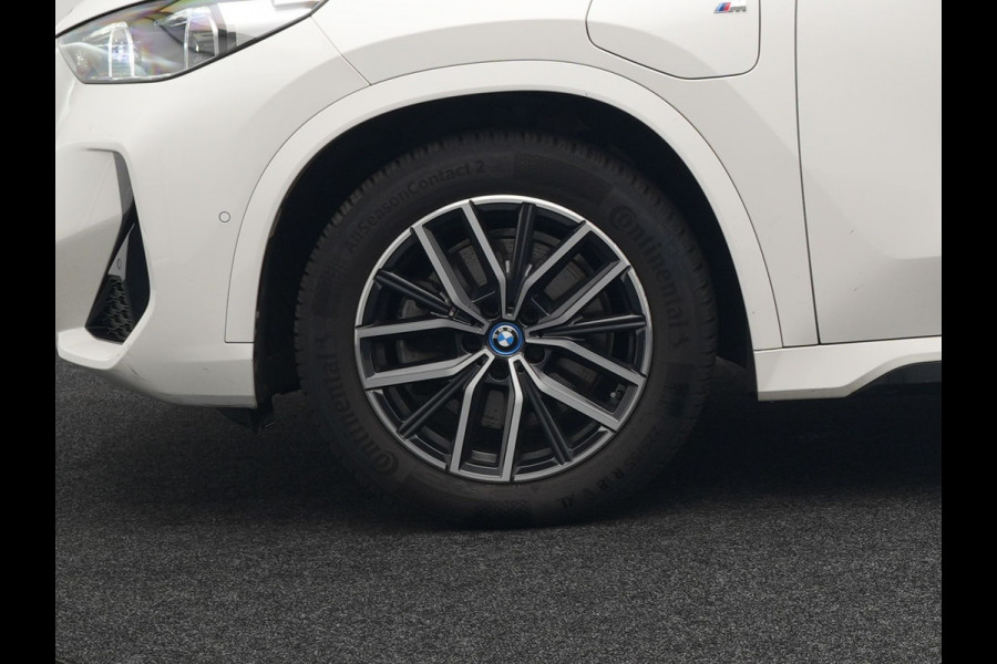 BMW X1 xDrive30e M Sport Plug In Hybrid 326pk Dealer O.H PHEV | Trekhaak Af Fabriek | Head Up | 360 Camera | Adaptive Cruise | Harman Kardon | Alcantara Sportstoelen Memory & Verwarmd | Apple Carplay | Navigatie | Sfeerverlichting |