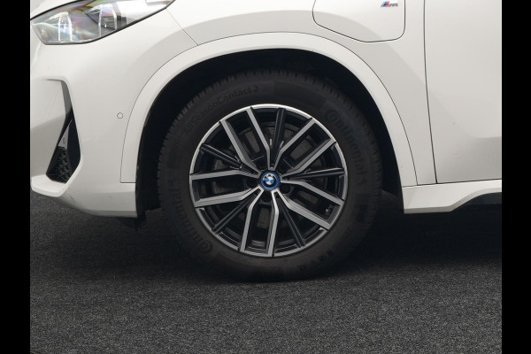 BMW X1 xDrive30e M Sport Plug In Hybrid 326pk Dealer O.H PHEV | Trekhaak Af Fabriek | Head Up | 360 Camera | Adaptive Cruise | Harman Kardon | Alcantara Sportstoelen Memory & Verwarmd | Apple Carplay | Navigatie | Sfeerverlichting |