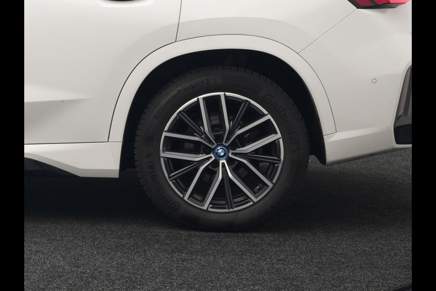 BMW X1 xDrive30e M Sport Plug In Hybrid 326pk Dealer O.H PHEV | Trekhaak Af Fabriek | Head Up | 360 Camera | Adaptive Cruise | Harman Kardon | Alcantara Sportstoelen Memory & Verwarmd | Apple Carplay | Navigatie | Sfeerverlichting |