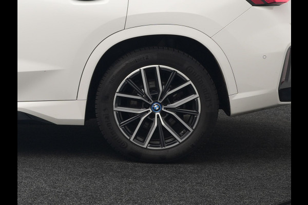 BMW X1 xDrive30e M Sport Plug In Hybrid 326pk Dealer O.H PHEV | Trekhaak Af Fabriek | Head Up | 360 Camera | Adaptive Cruise | Harman Kardon | Alcantara Sportstoelen Memory & Verwarmd | Apple Carplay | Navigatie | Sfeerverlichting |