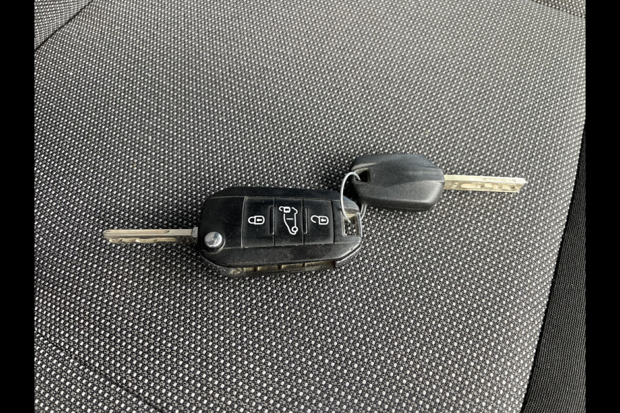 Peugeot Expert 226C 1.6 BlueHDI 95 Pro automaat / vaste prijs rijklaar € 10.950 ex btw / lease vanaf € 242 / airco / cruise / trekhaak / parkeersensoren achter / euro 6
