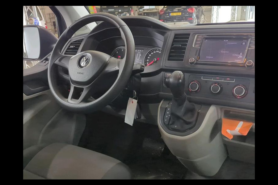 Volkswagen Transporter 150pk automaat L2 Comfortline Executive + Trekhaak Navigatie Apple Carplay Sortimo inbouw Euro6 2-zits