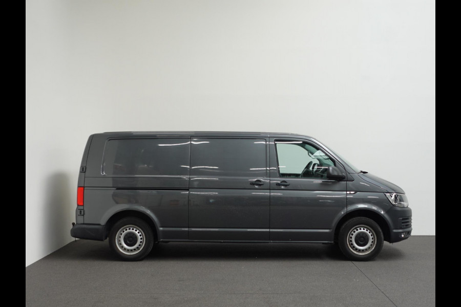 Volkswagen Transporter 150pk automaat L2 Comfortline Executive + Trekhaak Navigatie Apple Carplay Sortimo inbouw Euro6 2-zits