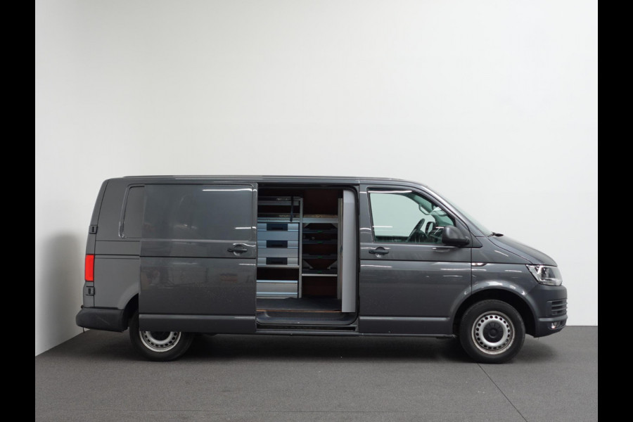 Volkswagen Transporter 150pk automaat L2 Comfortline Executive + Trekhaak Navigatie Apple Carplay Sortimo inbouw Euro6 2-zits