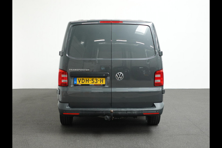 Volkswagen Transporter 150pk automaat L2 Comfortline Executive + Trekhaak Navigatie Apple Carplay Sortimo inbouw Euro6 2-zits