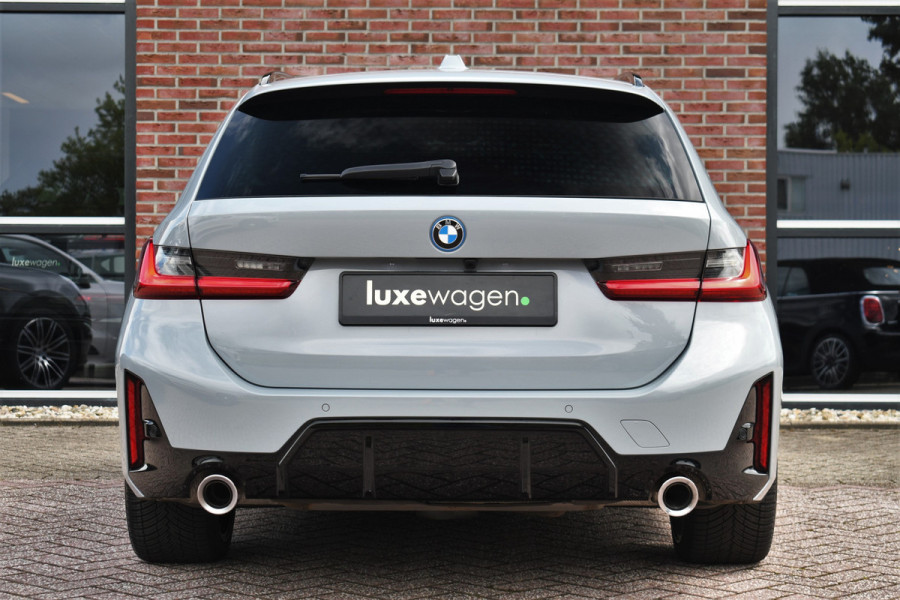 BMW 3 Serie Touring 330e xDrive M-Sport Pano ACC Trekh HUD HiFi Leder Brooklyngrau!