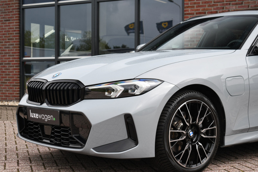 BMW 3 Serie Touring 330e xDrive M-Sport Pano ACC Trekh HUD HiFi Leder Brooklyngrau!