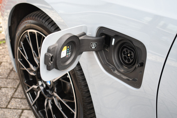 BMW 3 Serie Touring 330e xDrive M-Sport Pano ACC Trekh HUD HiFi Leder Brooklyngrau!