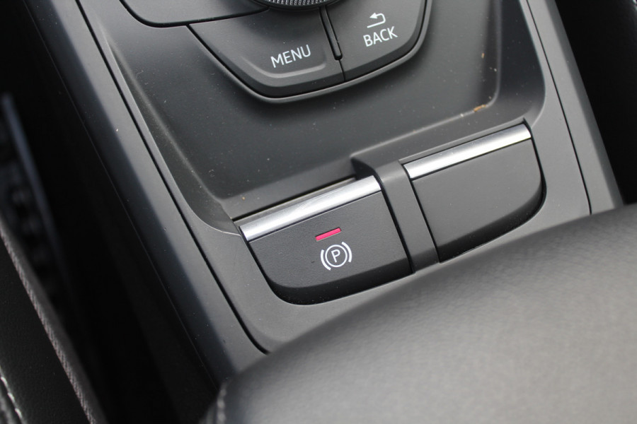Audi Q2 1.4 TFSI CoD Launch Edition / Trekhaak / Navigatie / Parkeerhulp V+A / 19'' / Sfeerverlichting / LED Koplampen / Half leder / DAB / Cruise Control
