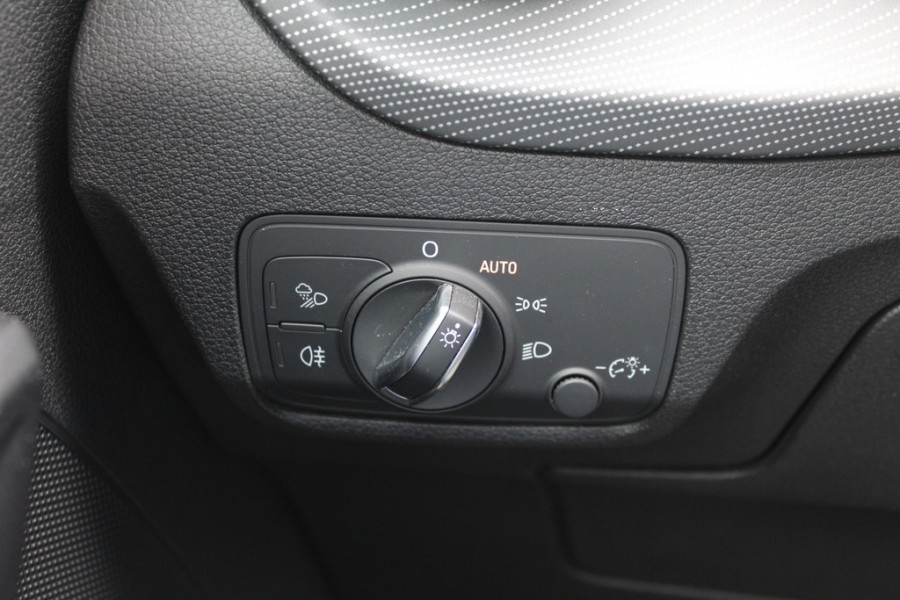 Audi Q2 1.4 TFSI CoD Launch Edition / Trekhaak / Navigatie / Parkeerhulp V+A / 19'' / Sfeerverlichting / LED Koplampen / Half leder / DAB / Cruise Control