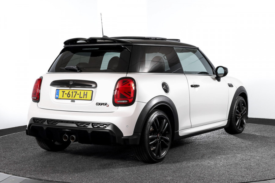 MINI Cooper S 2.0 John Cooper Works | S/K Panodak | Dig.Cockpit | Adapt.Cruise | Stoelverw. | Camera+PDC | NAV+App.Connect | Auto.Airco | LM 17" |