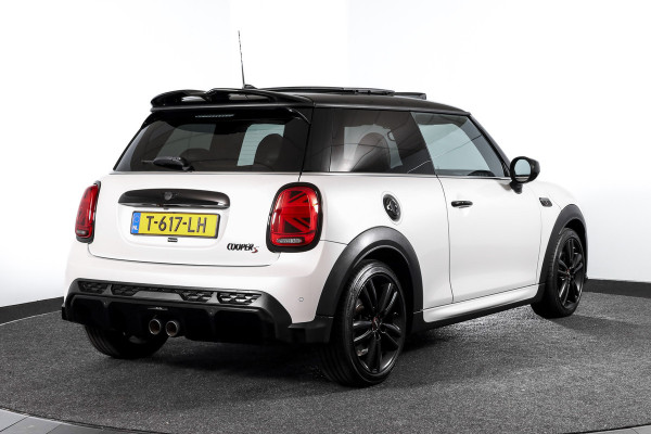 MINI Cooper S 2.0 John Cooper Works | S/K Panodak | Dig.Cockpit | Adapt.Cruise | Stoelverw. | Camera+PDC | NAV+App.Connect | Auto.Airco | LM 17" |