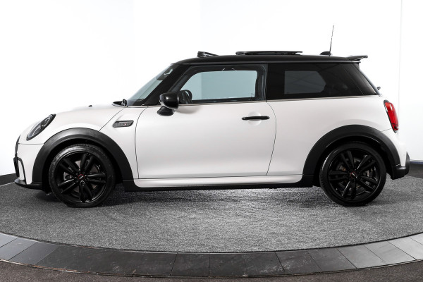 MINI Cooper S 2.0 John Cooper Works | S/K Panodak | Dig.Cockpit | Adapt.Cruise | Stoelverw. | Camera+PDC | NAV+App.Connect | Auto.Airco | LM 17" |