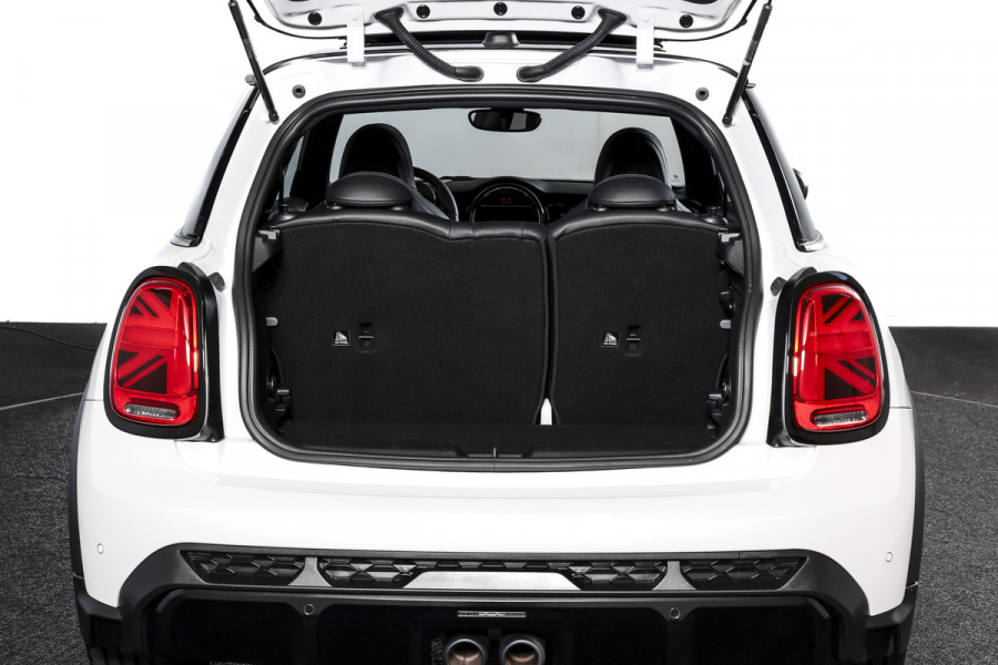 MINI Cooper S 2.0 John Cooper Works | S/K Panodak | Dig.Cockpit | Adapt.Cruise | Stoelverw. | Camera+PDC | NAV+App.Connect | Auto.Airco | LM 17" |