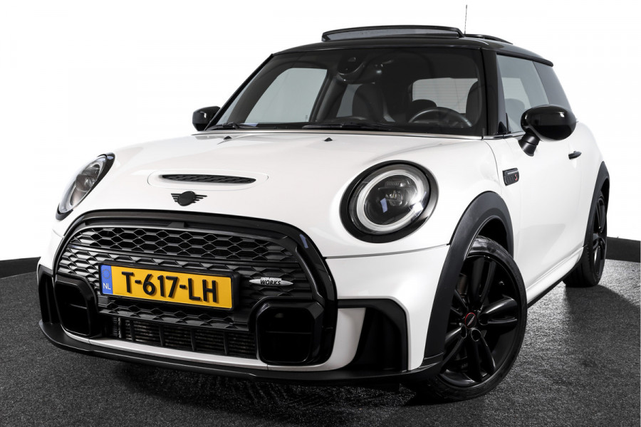 MINI Cooper S 2.0 John Cooper Works | S/K Panodak | Dig.Cockpit | Adapt.Cruise | Stoelverw. | Camera+PDC | NAV+App.Connect | Auto.Airco | LM 17" |