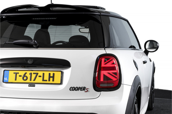 MINI Cooper S 2.0 John Cooper Works | S/K Panodak | Dig.Cockpit | Adapt.Cruise | Stoelverw. | Camera+PDC | NAV+App.Connect | Auto.Airco | LM 17" |