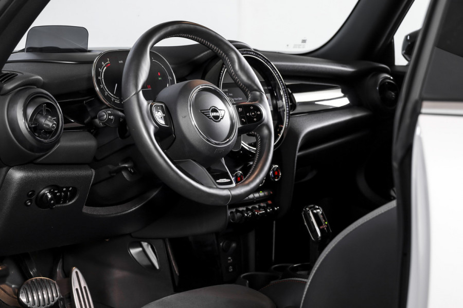 MINI Cooper S 2.0 John Cooper Works | S/K Panodak | Dig.Cockpit | Adapt.Cruise | Stoelverw. | Camera+PDC | NAV+App.Connect | Auto.Airco | LM 17" |