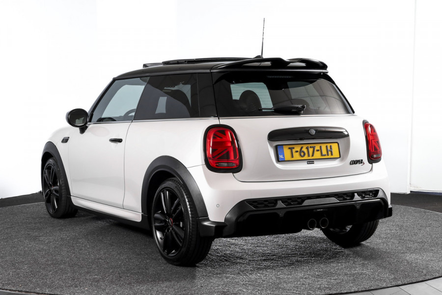 MINI Cooper S 2.0 John Cooper Works | S/K Panodak | Dig.Cockpit | Adapt.Cruise | Stoelverw. | Camera+PDC | NAV+App.Connect | Auto.Airco | LM 17" |