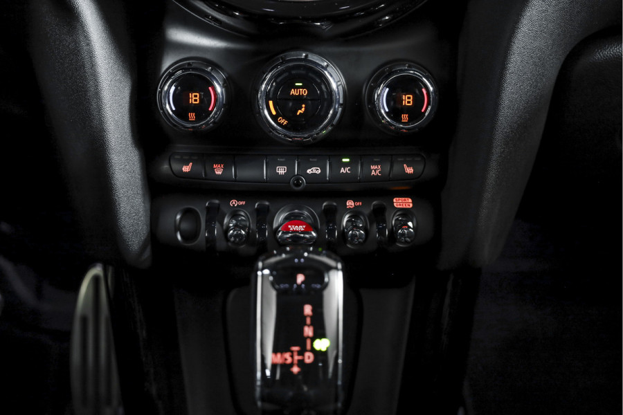 MINI Cooper S 2.0 John Cooper Works | S/K Panodak | Dig.Cockpit | Adapt.Cruise | Stoelverw. | Camera+PDC | NAV+App.Connect | Auto.Airco | LM 17" |