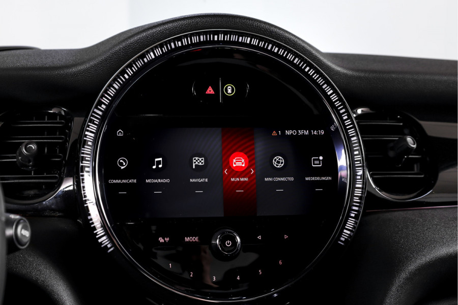 MINI Cooper S 2.0 John Cooper Works | S/K Panodak | Dig.Cockpit | Adapt.Cruise | Stoelverw. | Camera+PDC | NAV+App.Connect | Auto.Airco | LM 17" |