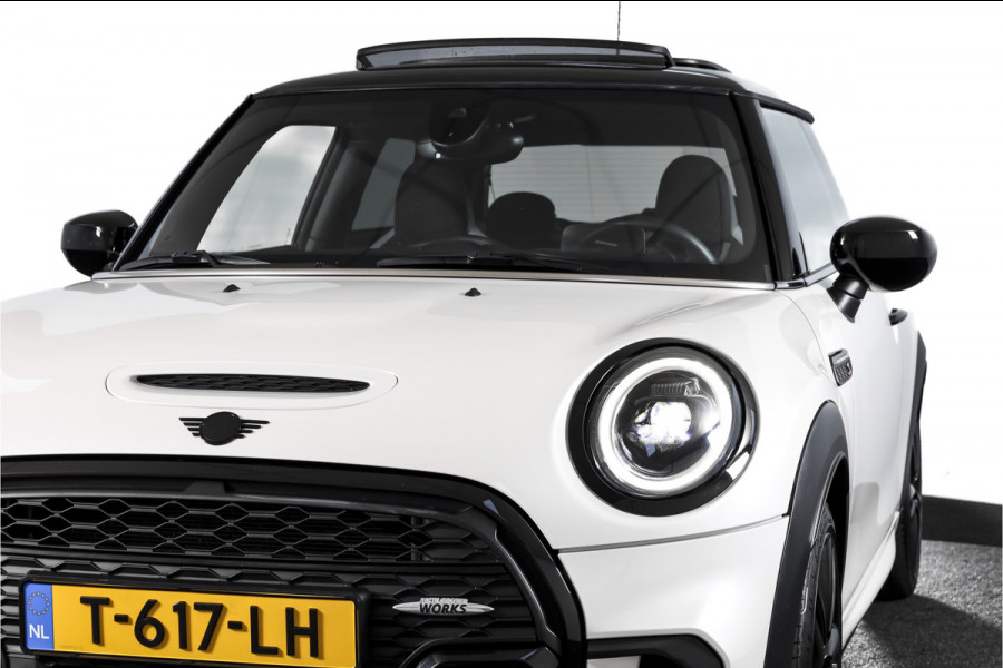 MINI Cooper S 2.0 John Cooper Works | S/K Panodak | Dig.Cockpit | Adapt.Cruise | Stoelverw. | Camera+PDC | NAV+App.Connect | Auto.Airco | LM 17" |