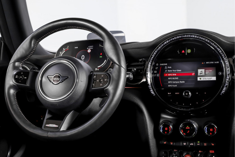 MINI Cooper S 2.0 John Cooper Works | S/K Panodak | Dig.Cockpit | Adapt.Cruise | Stoelverw. | Camera+PDC | NAV+App.Connect | Auto.Airco | LM 17" |