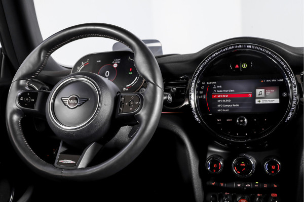 MINI Cooper S 2.0 John Cooper Works | S/K Panodak | Dig.Cockpit | Adapt.Cruise | Stoelverw. | Camera+PDC | NAV+App.Connect | Auto.Airco | LM 17" |