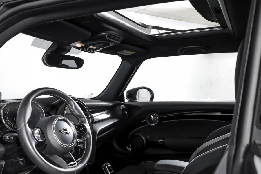 MINI Cooper S 2.0 John Cooper Works | S/K Panodak | Dig.Cockpit | Adapt.Cruise | Stoelverw. | Camera+PDC | NAV+App.Connect | Auto.Airco | LM 17" |