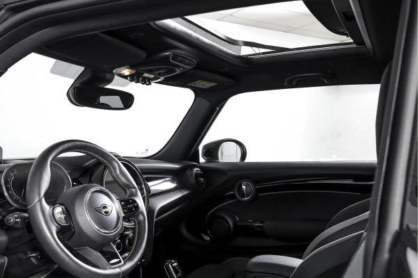 MINI Cooper S 2.0 John Cooper Works | S/K Panodak | Dig.Cockpit | Adapt.Cruise | Stoelverw. | Camera+PDC | NAV+App.Connect | Auto.Airco | LM 17" |