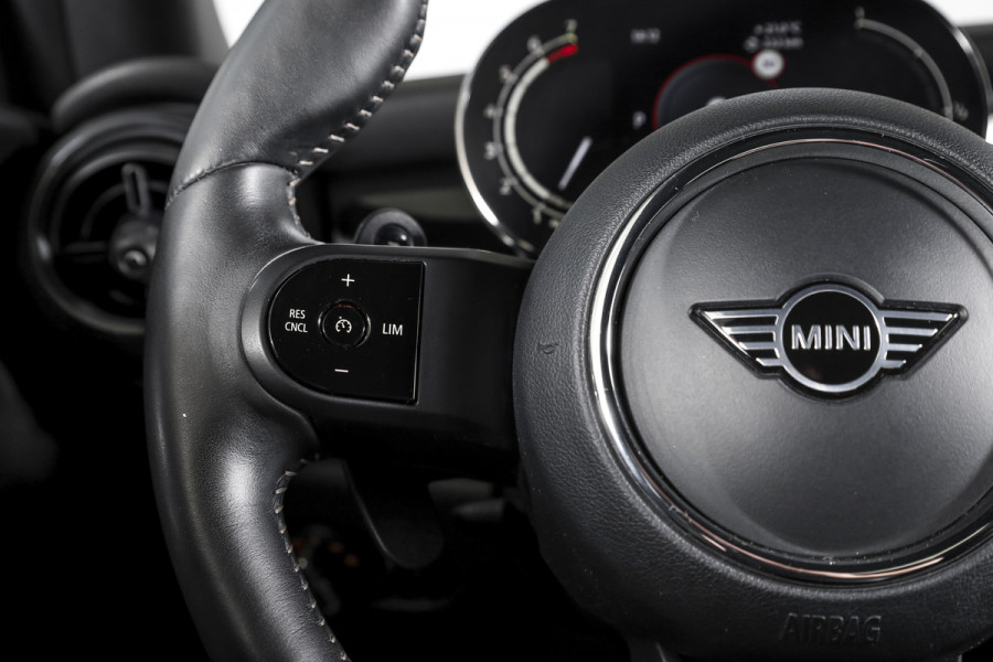 MINI Cooper S 2.0 John Cooper Works | S/K Panodak | Dig.Cockpit | Adapt.Cruise | Stoelverw. | Camera+PDC | NAV+App.Connect | Auto.Airco | LM 17" |