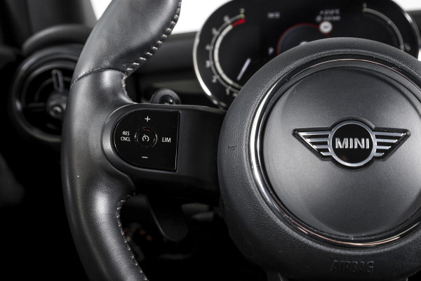 MINI Cooper S 2.0 John Cooper Works | S/K Panodak | Dig.Cockpit | Adapt.Cruise | Stoelverw. | Camera+PDC | NAV+App.Connect | Auto.Airco | LM 17" |